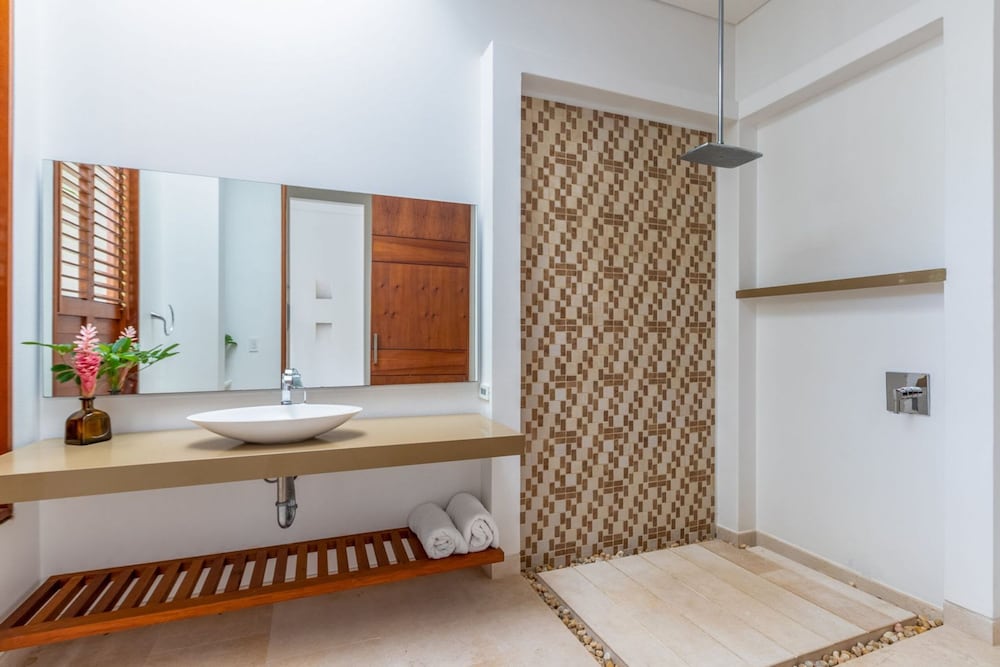 w Glowing 4BR Villa w Pool at Mesa de Yeguas