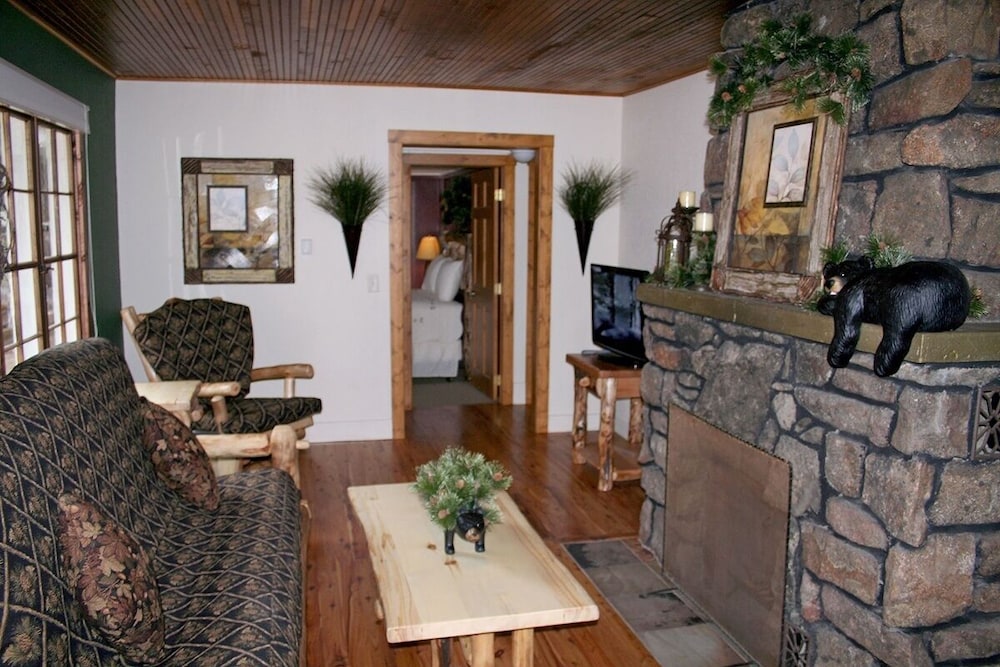 Charming Cabin, Next To National Park 3 Bedroom Cabin - #20-NCD0297 view 3