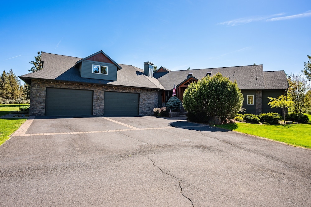 Family-Friendly Dara Oaks Home with Private Hot Tub and BBQ on the Deck by RedAwning