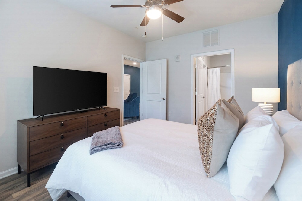 Landing Apartments - University City North