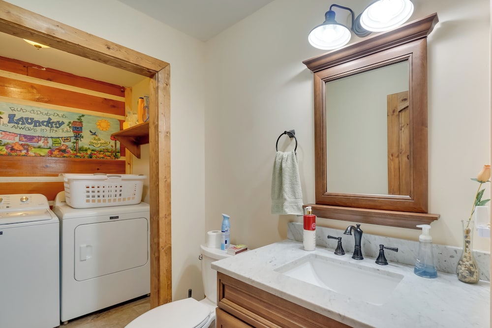 Lake & Mountain Views: Rockwood Cabin on 8 Acres