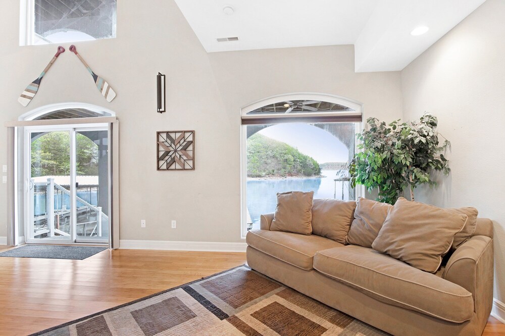 Huge! Sleeps 30-kayaks, Pedal Boat & Paddle Boards