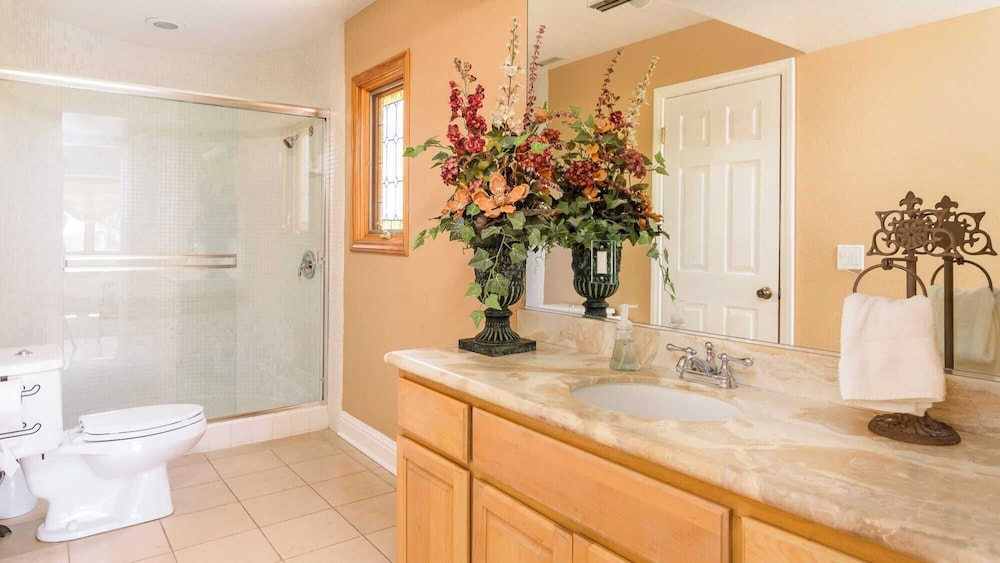 Resort-style Estate w/ Pool, Game Room & Tennis Court Near Wineries The Tennis Ranch by Avantstay