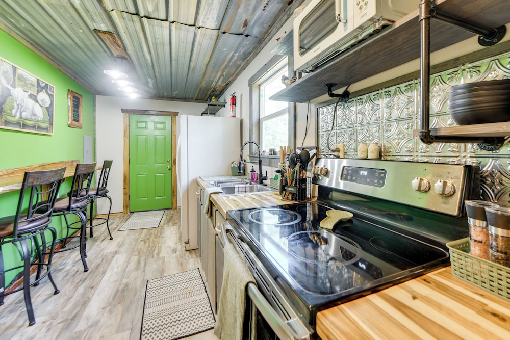 Lake Eufaula Access: Cozy Wood Cabin w/ Yard!