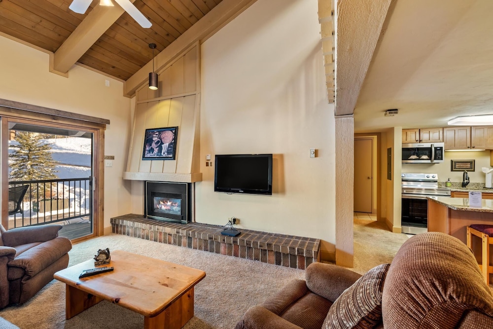 2 Level Unit w/ Pool Hot Tubs Private Deck