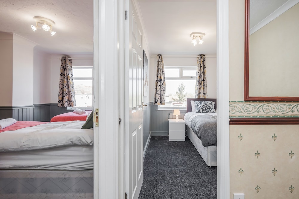 TMS Spacious 3-bed House! Tilbury! Free Parking! view 4
