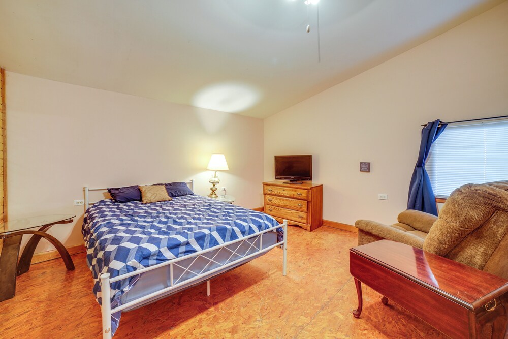 Rustic Apartment w/ Sunset Views in Elkhart!
