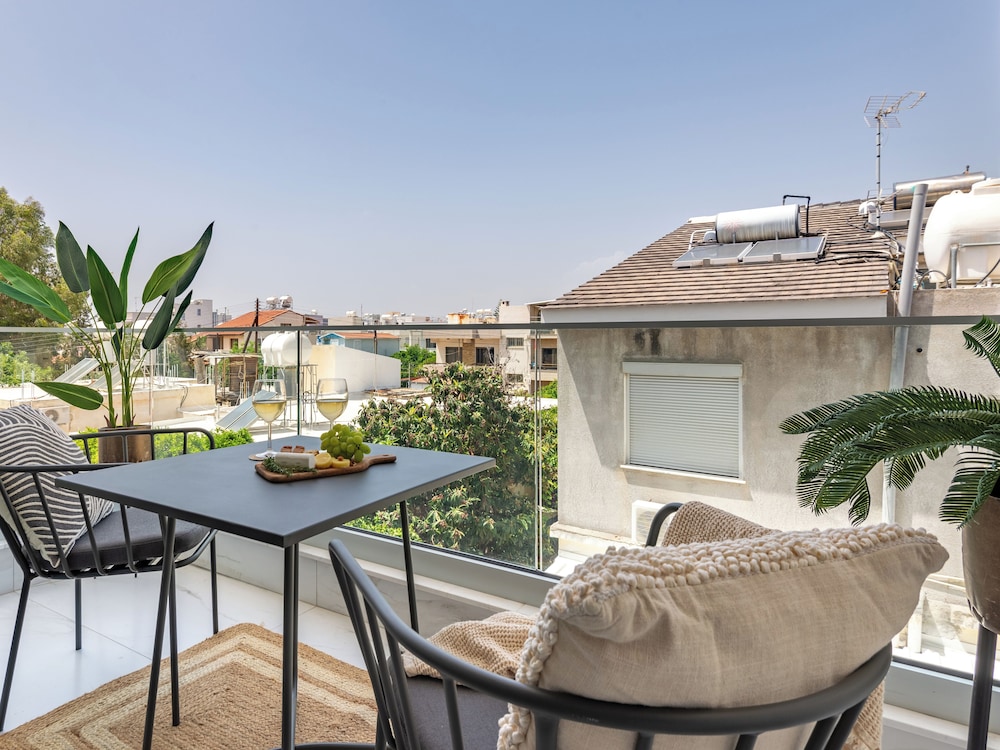Sanders Cruise - Elegant Studio Apt With Balcony