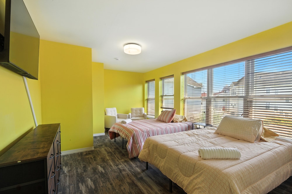 Stylish 3br Retreat Walk To Beach & Boardwalk 3 Bedroom Home