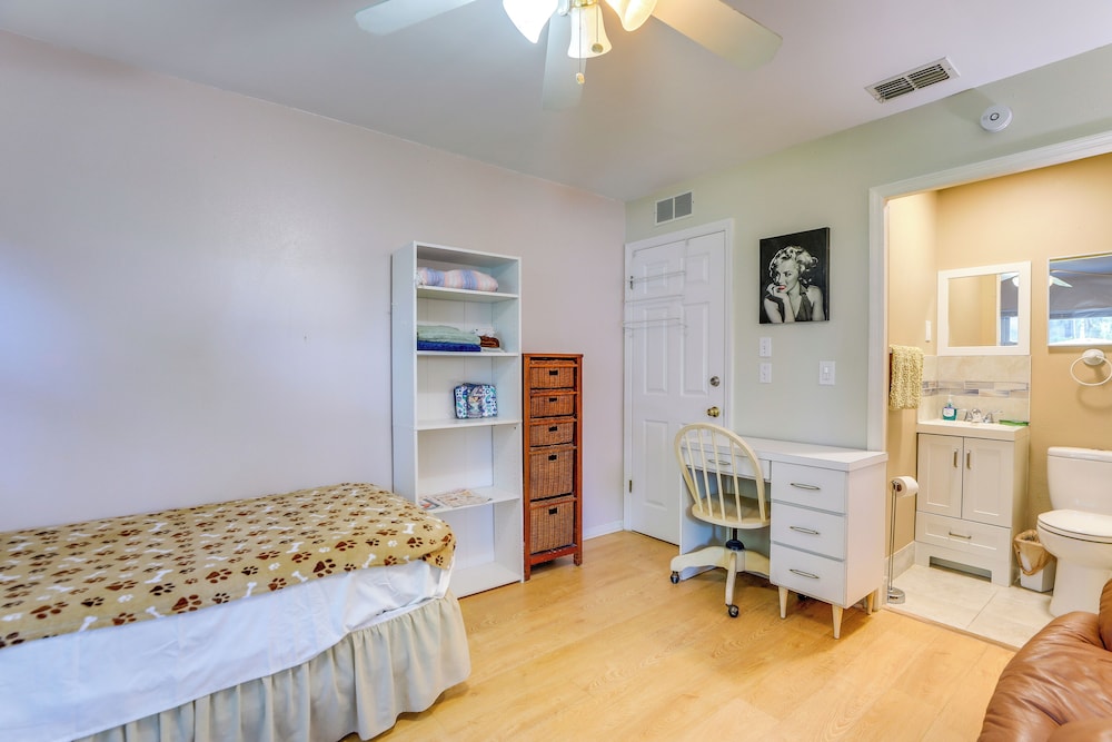 Walkable Studio in Pinellas Park w/ Desk & Patio