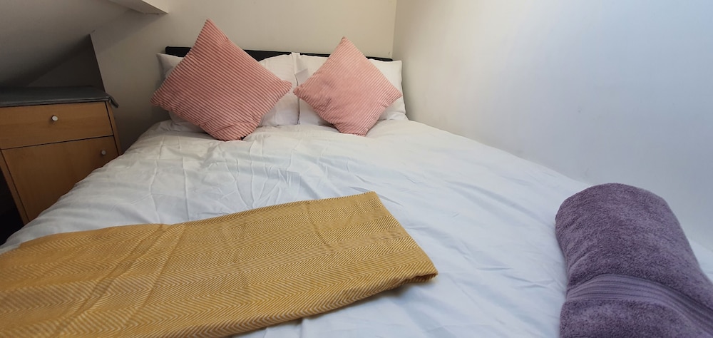 Room in Guest Room - Comfortable Size Room in Coventry