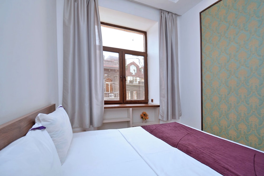 Apartment with balcony on Nalbandyan
