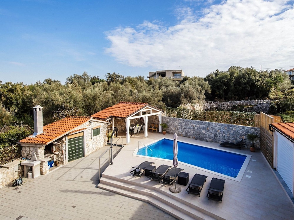 Beautiful Holiday Home in Mali Iz With Pool view 4
