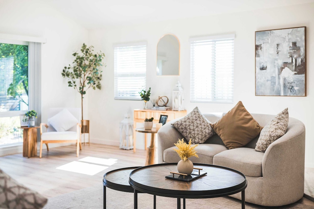 Not Affected by the Fire/spacious Modern Retreat w Luxury Amenities & Style