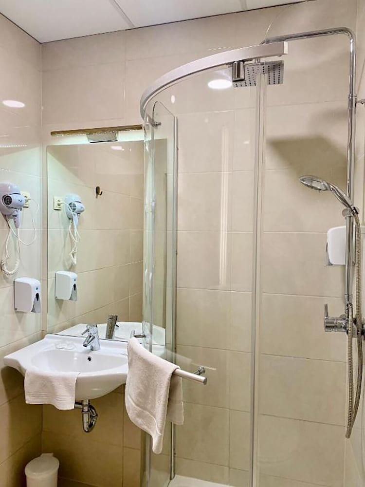 OPERA16 Guestrooms