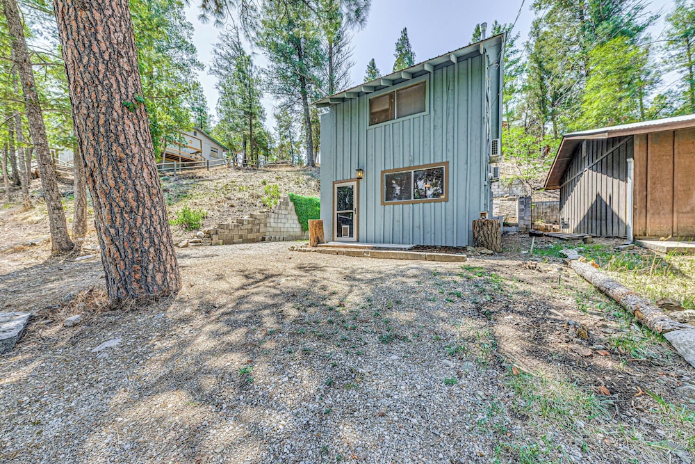 < 1 Mi to Grindstone Lake: Cabin w/ Large Yard!