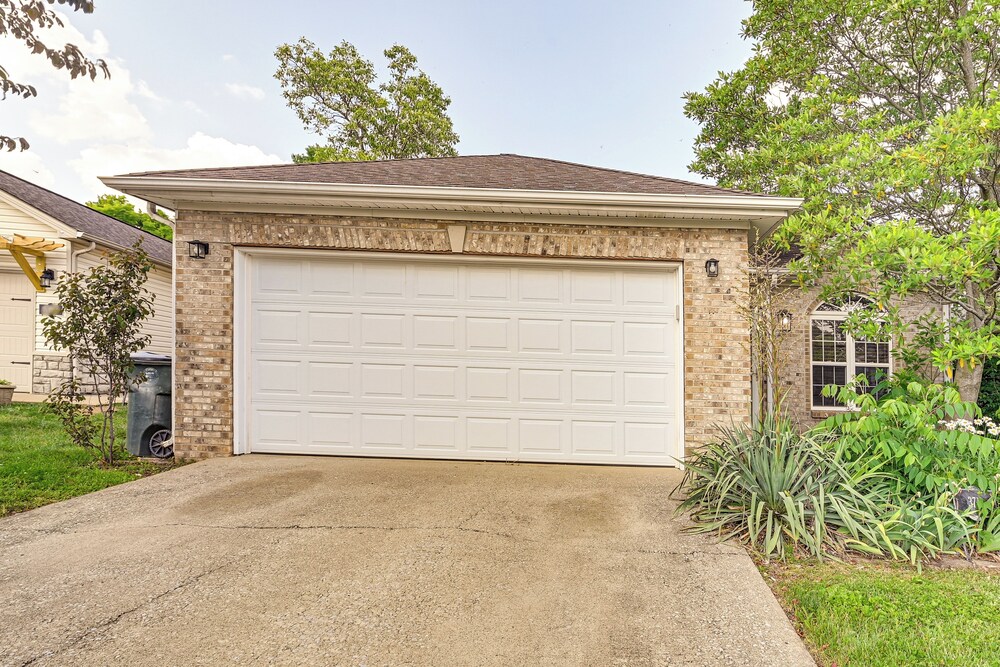 10 Mi to Keeneland: Family Home w/ Deck & Yard