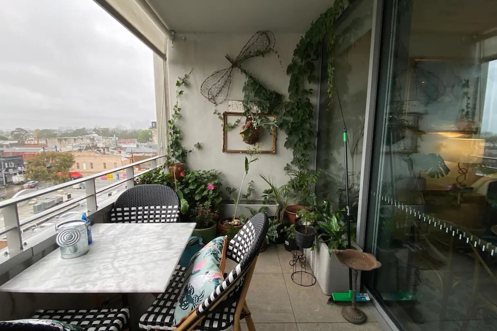 Brunswick Retreat! 5th Floor 1-bed Unit w Parking