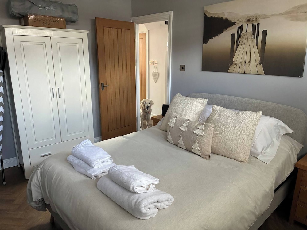 Spacious 4-bed House Close to LHR and London