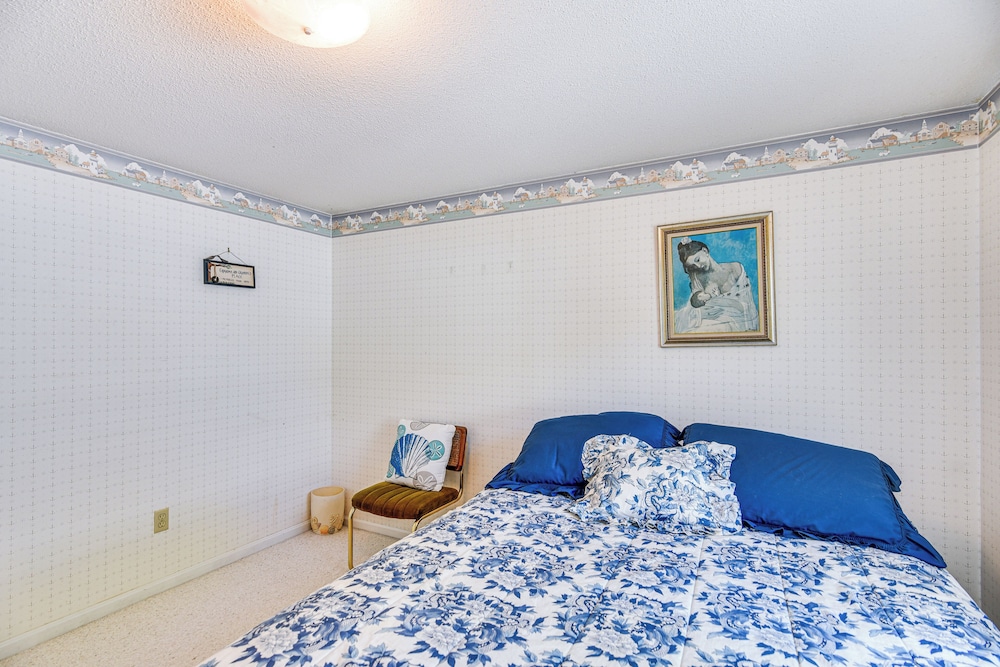 Coastal Home: 1 Mi to Beach, 2 Mi to Dtwn Newport!
