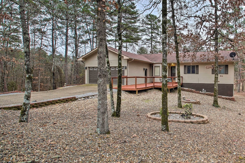 15 Mi to Hot Springs Nat'l Park: Home w/ Fire Pit!