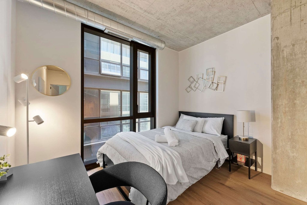 3 Bed 3 Bath High Rise With Gym Amenities