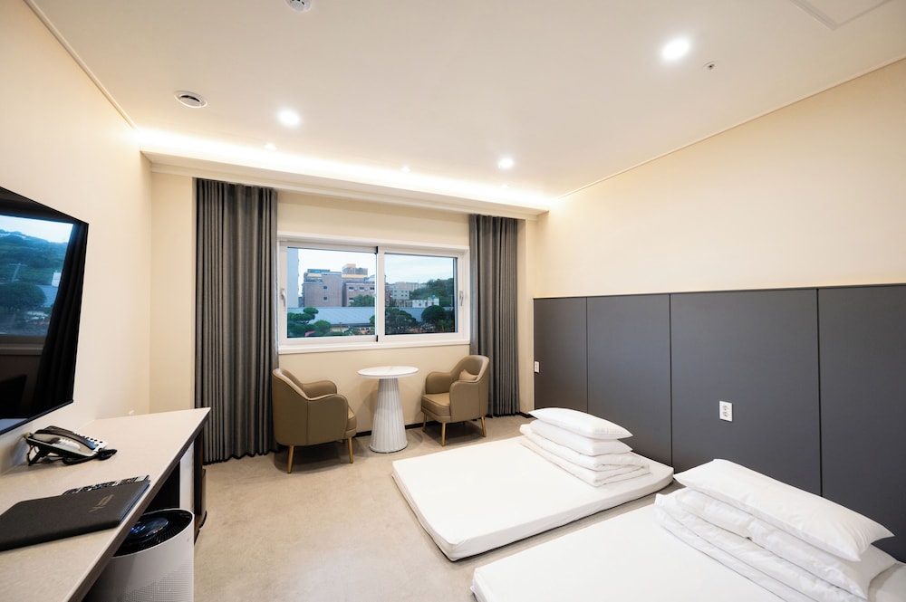 VAVANT TOURIST HOTEL