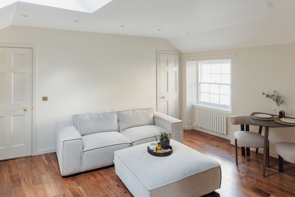 Charming Central Mews Home with Secure Parking