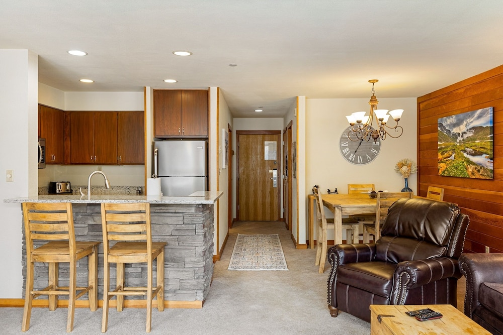 1483 Lakeside 1 Bedroom Condo