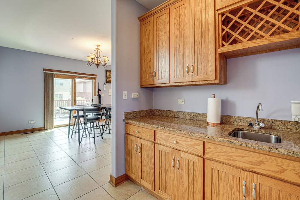 Game Room & Deck: Family Home in Chicago Area!