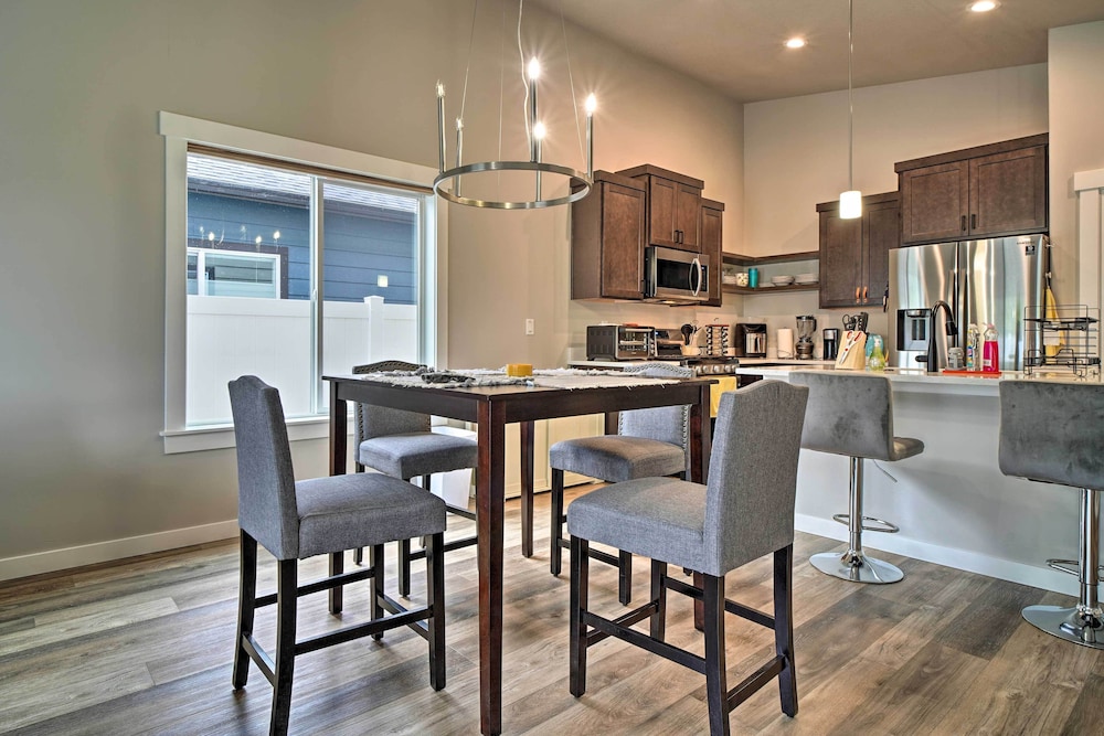 Medford Vacations - Modern Medford Escape 3 Mi to Downtown! - Property Image 10