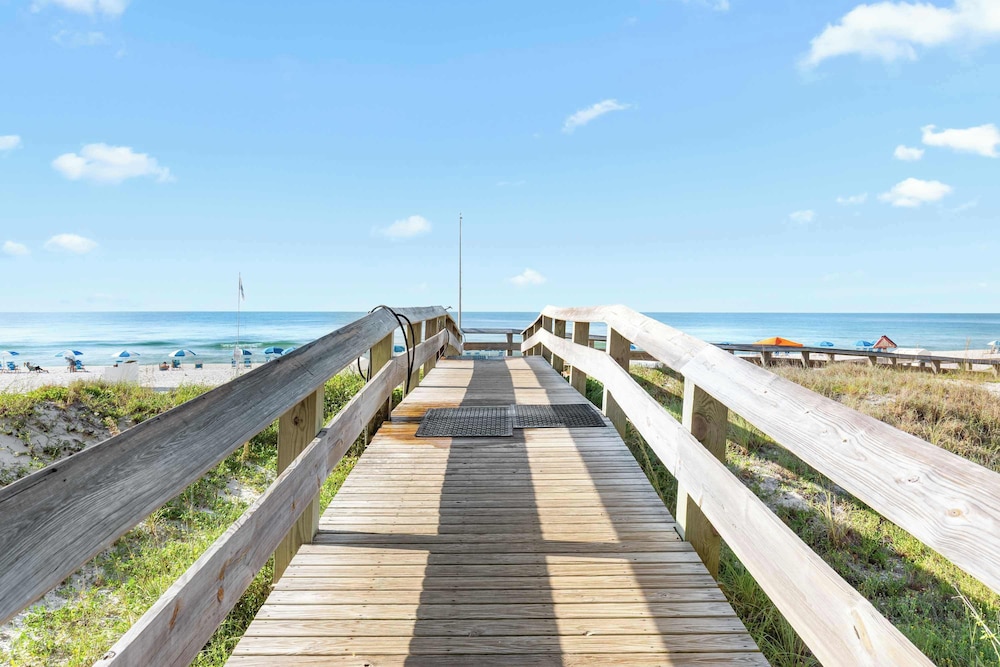 Beachfront 3-bedroom Condo on 15th Floor Balcony, Lazy River, Jacuzzis