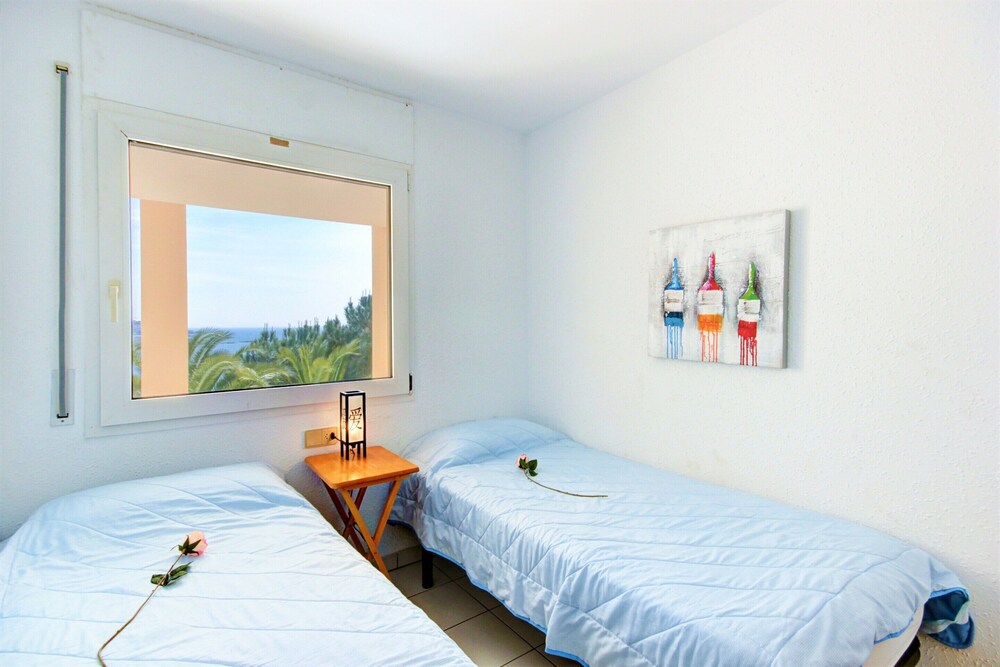 Apartment in Roses Near Sand Beach