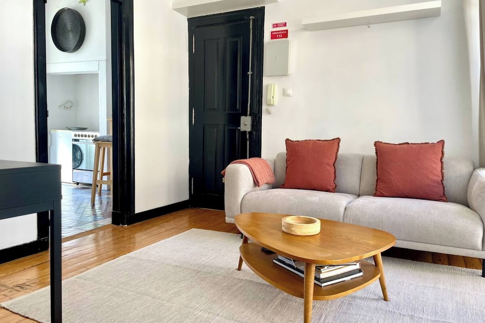 Central Hidden Gem, Rustic Modern 2 Bedroom Flat