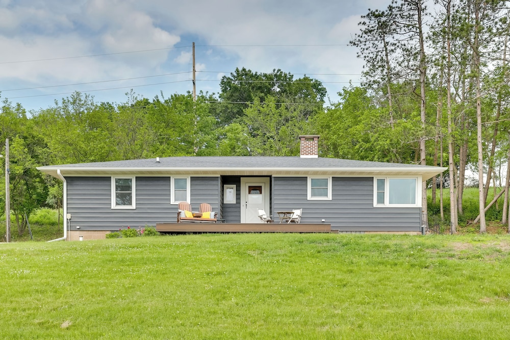 3 Mi to Lake Onalaska: Quaint Home w/ Prairie View