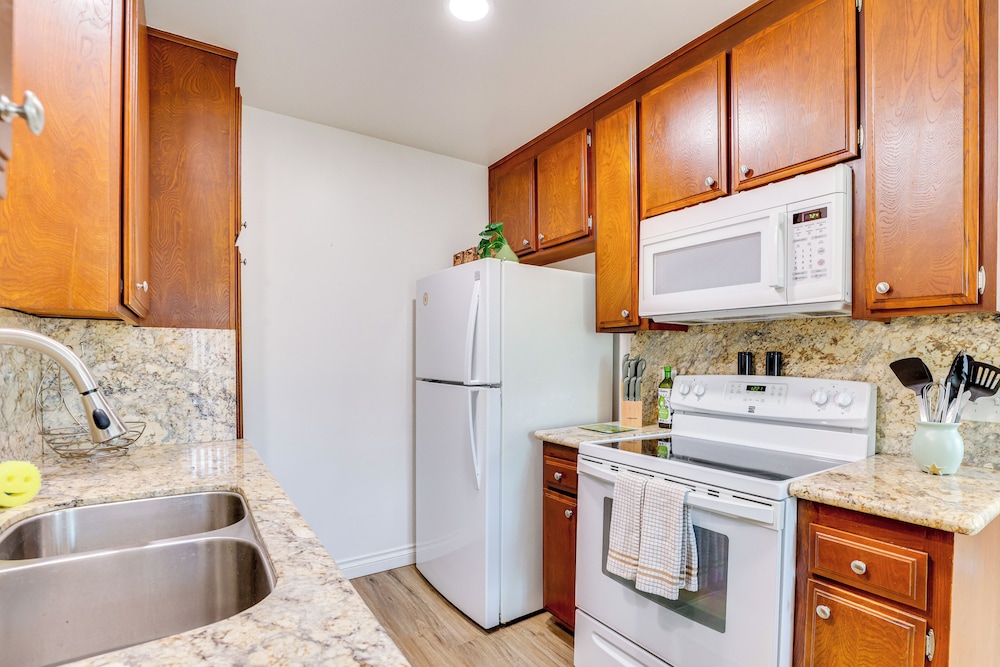 1 Mi to Oceanside Municipal Pier: Condo w/ Balcony