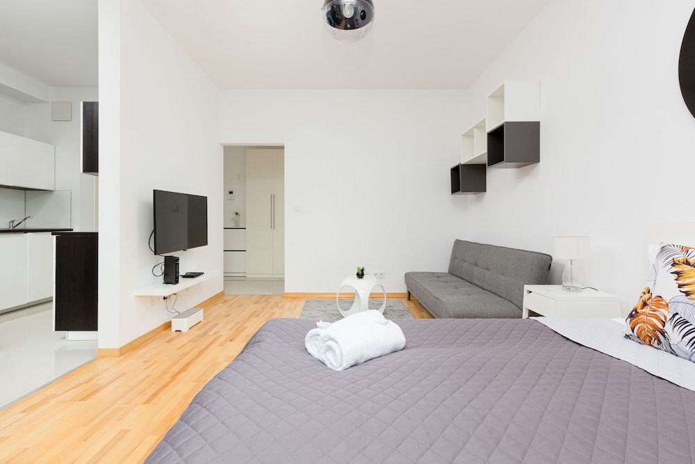 Studio Kolejowa Warsaw by Renters view 3