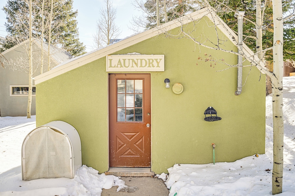 Walk to Giant Steps: Mtn Retreat w/ Hot Tub Access