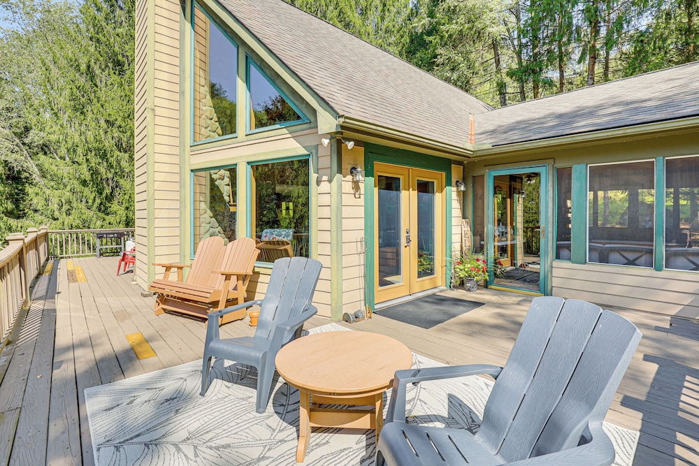 23 Mi to Mohican SP: Group-ready Lodge w/ Hot Tub