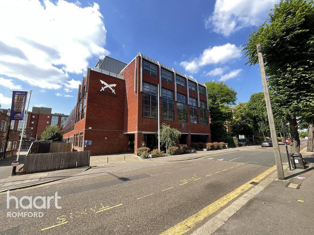 2 Beds Flat Centrally Located 2 Mins From Station