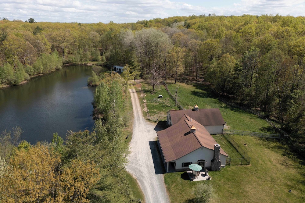 Hidden Retreat 4-homes 134 Acres
