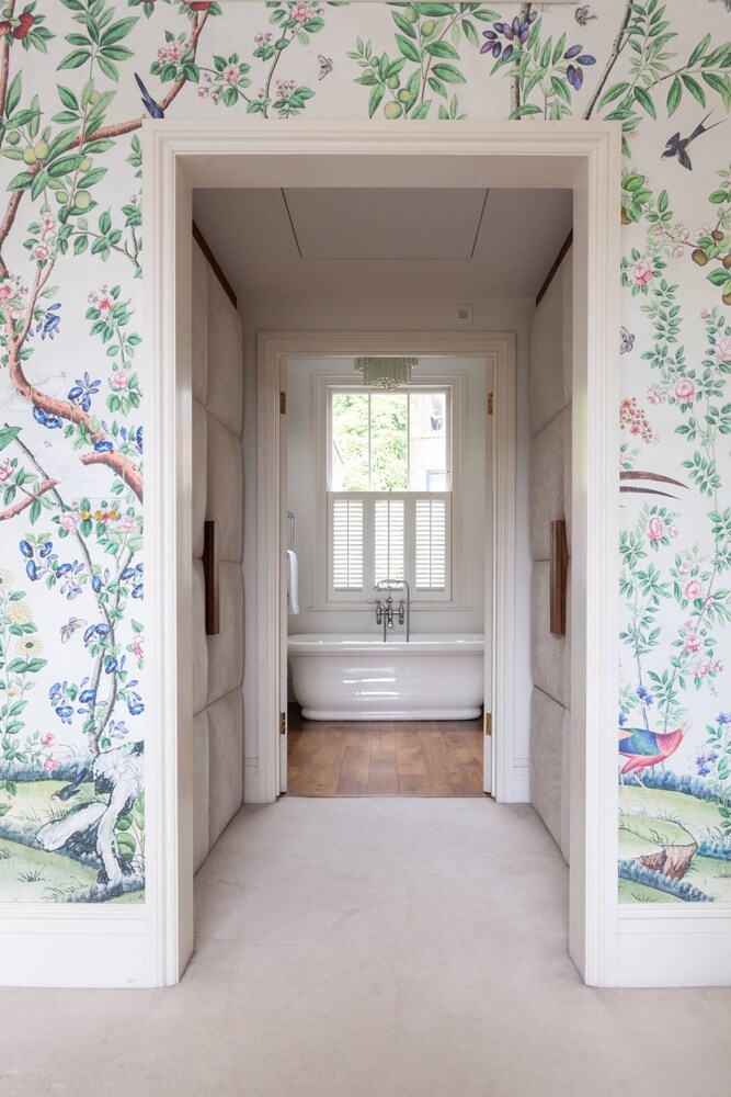 Warwick Gardens II by Onefinestay