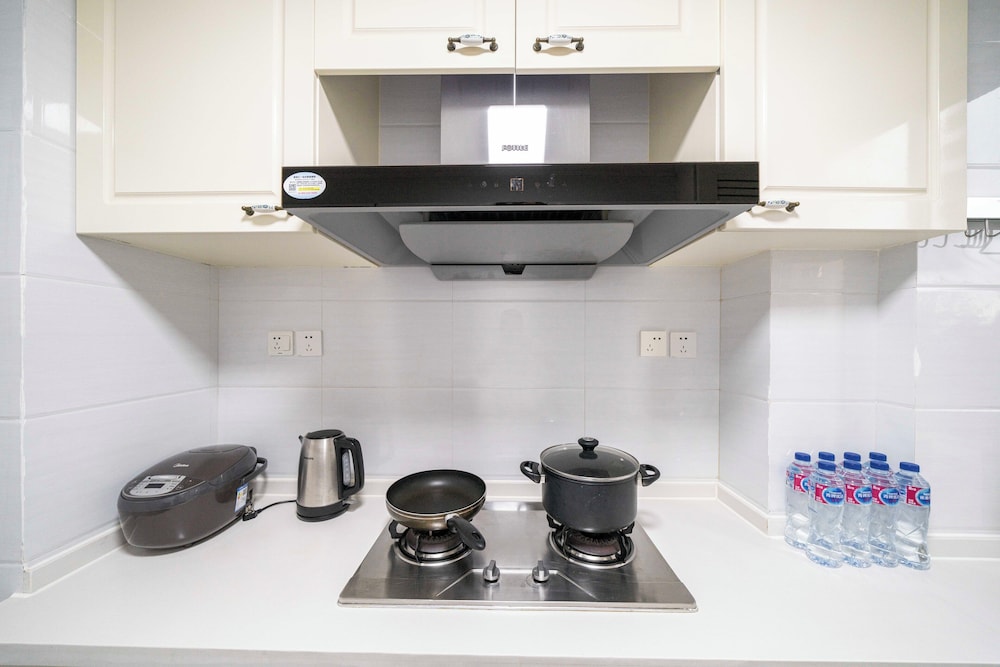 Tyms 4BR 2BA APT Riverside