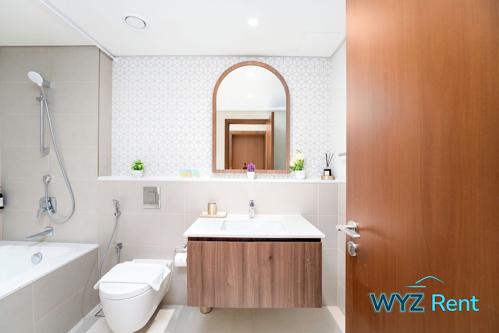 Chic 2 BR in Vida Residences Canal View
