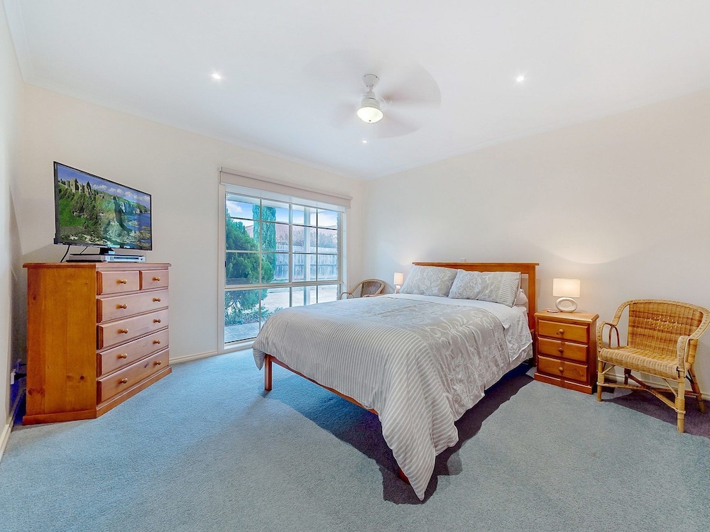 Cosy Unit at 2-3 Wyndham in Cowes view 2