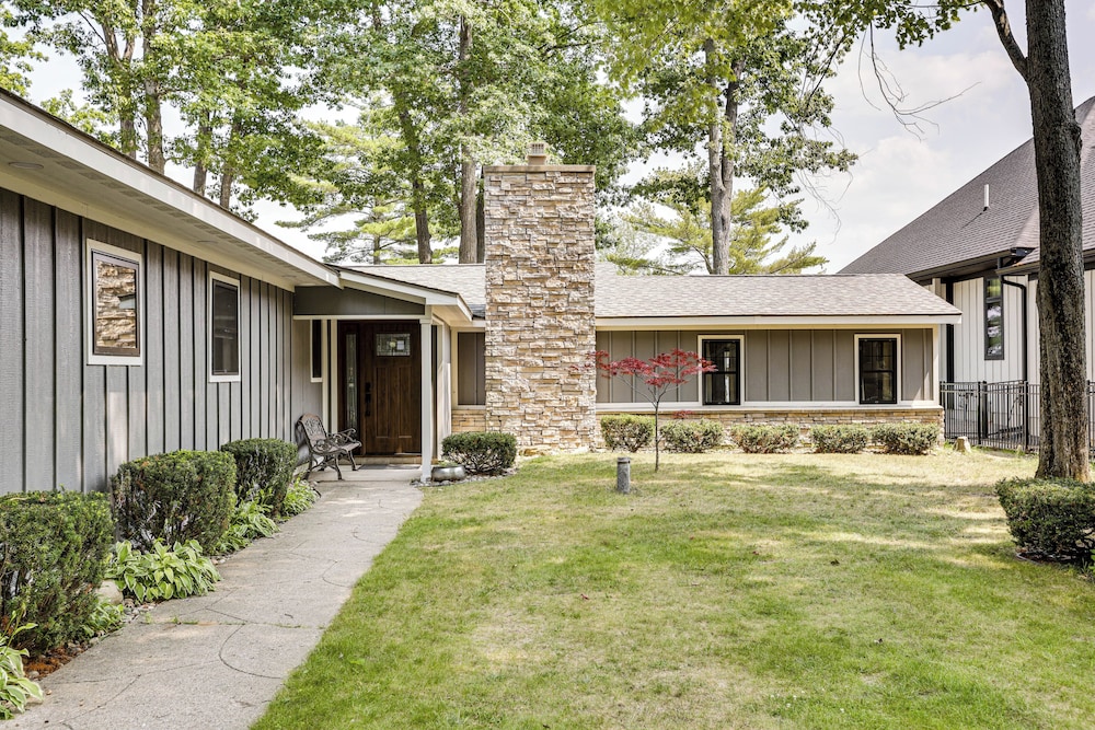 Swim, Fish & Boat: House on Stunning Higgins Lake!