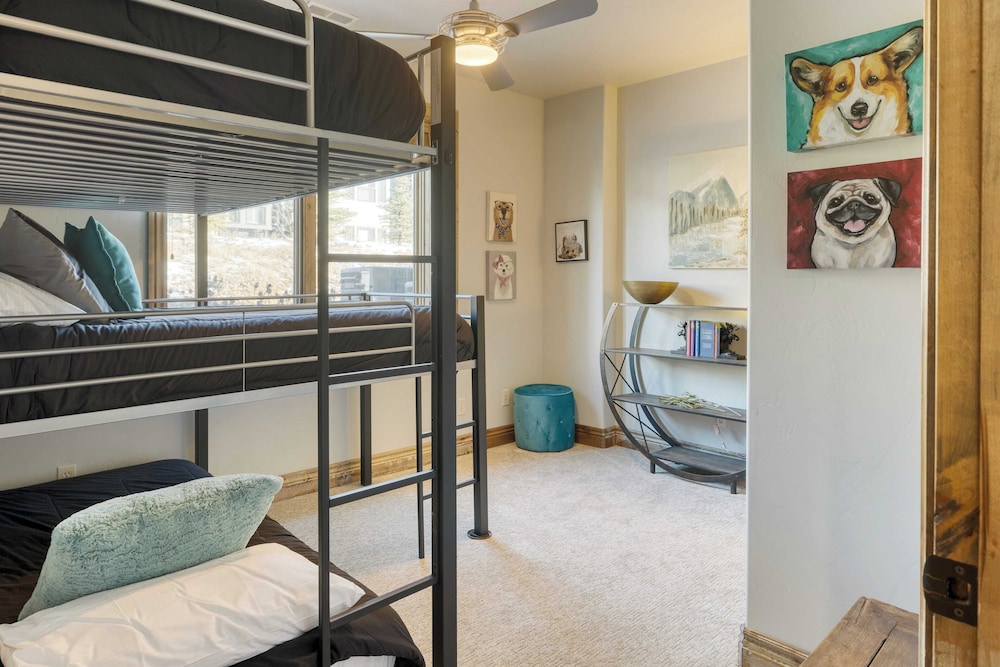 Blue Skies Lakeside Family-friendly Getaway w/ Hot Tub & BBQ