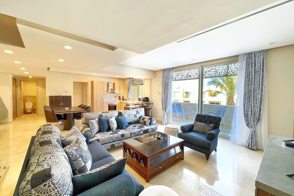 Xuru Stays I Homestyle 3BR Penthouse Pool & Beach View