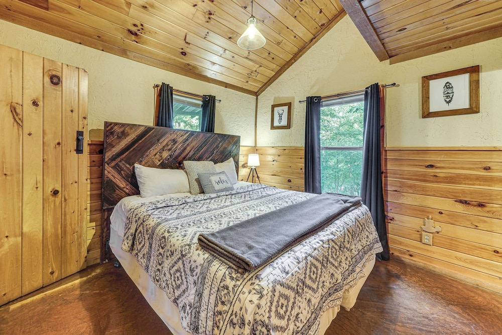 3 Mi to Beavers Bend State Park: Hot Tub Hideaway!