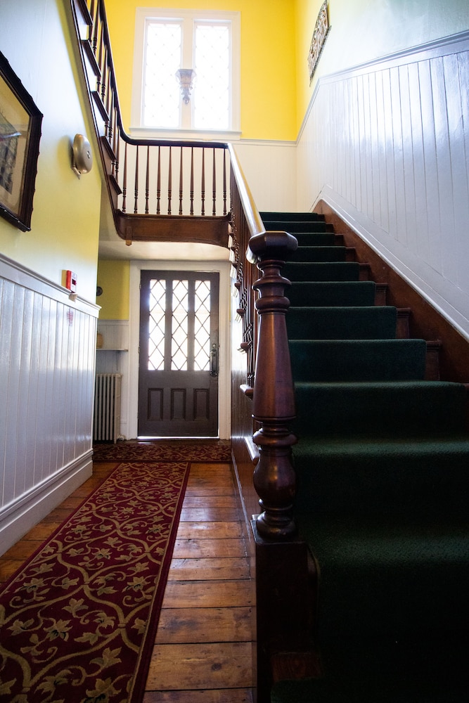 Delamater Inn